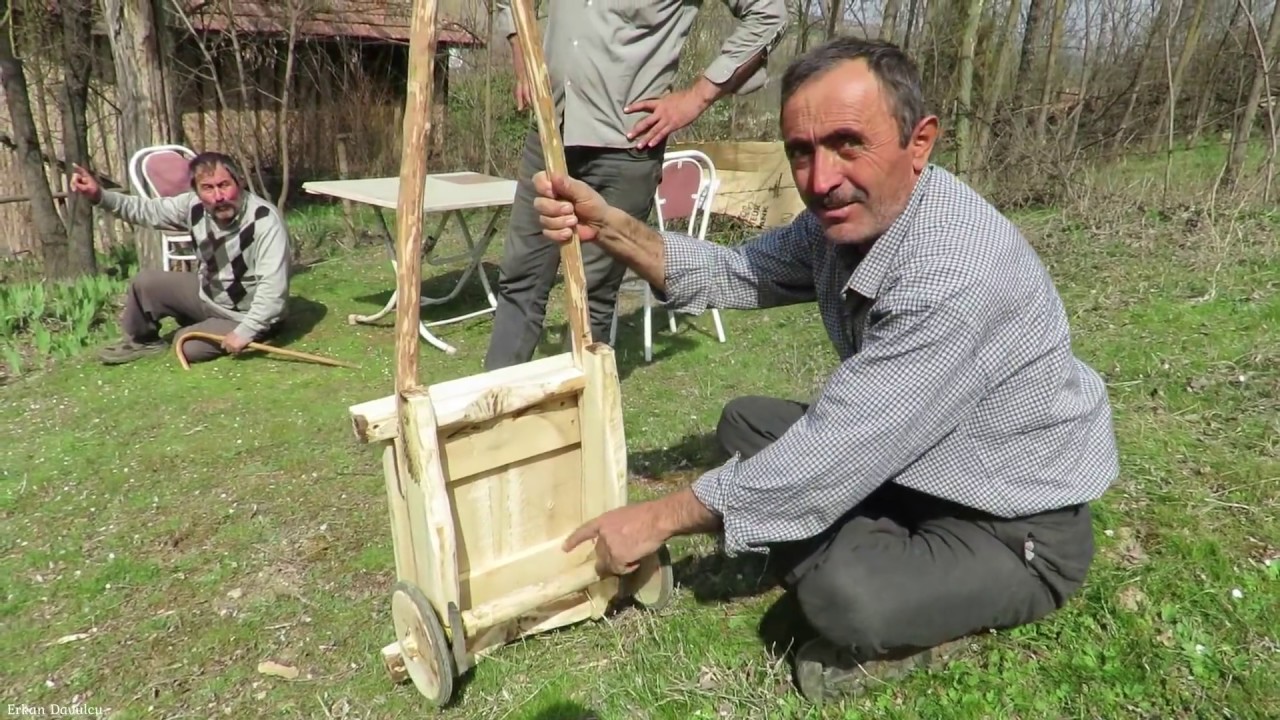 Eski kağnı arabası yapmış Recep emmi