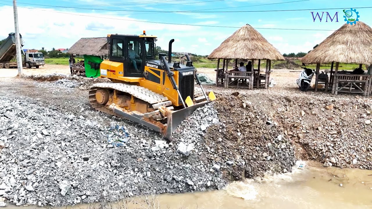 Nicely Skills Shantui Bulldozer Pushing Rocks Soil With 24Ton Dump Truck Working Skills
