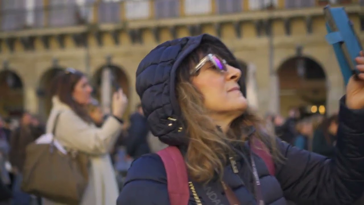 El Orfeón Donostiarra sorprende en la Plaza de la Constitución de San Sebastián - Donostimag