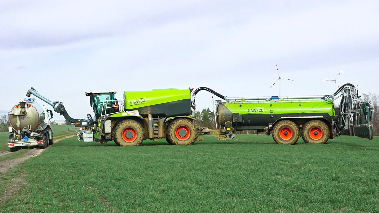 Claas Xerion 4200 Saddle Trac mit 36 Meter Vogelsang SwingMax Gestänge beim Gärreste ausbringen.