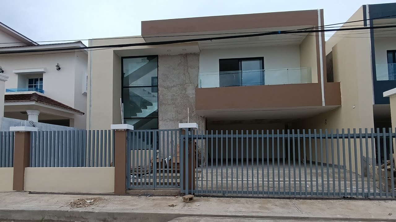 Casa en venta en Higuey de 4 habitaciones más servicio 