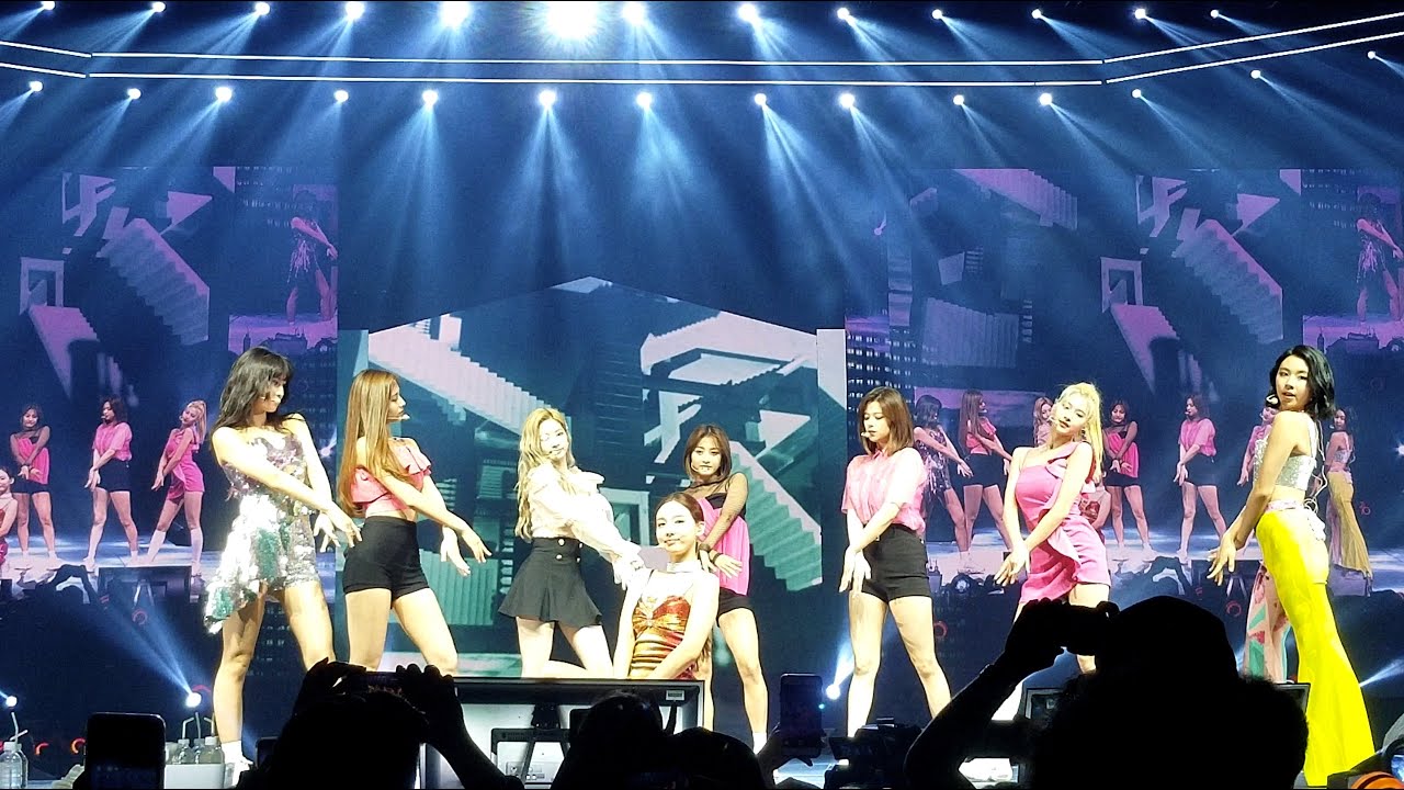 TWICE - Like Ooh-Ahh (Prudential Center in Newark, NJ) 4K