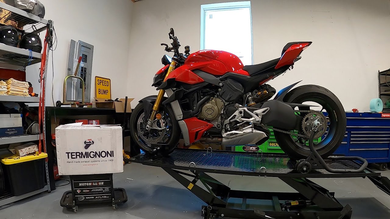 Sreetfighter V4s Termignoni Black Slip-on Install!