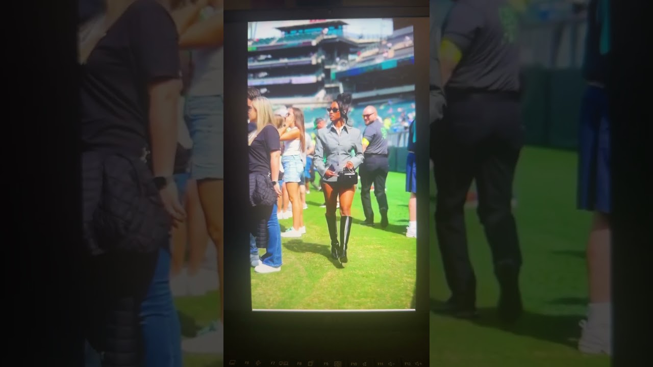 Security guard checks out Devonta Smith&rsquo;s wife😬 #nfl #eagles