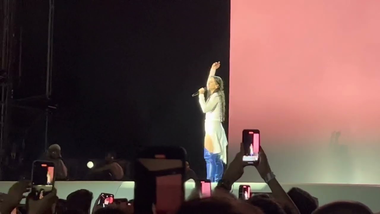 Rosalía-Sakura (live in Granada)