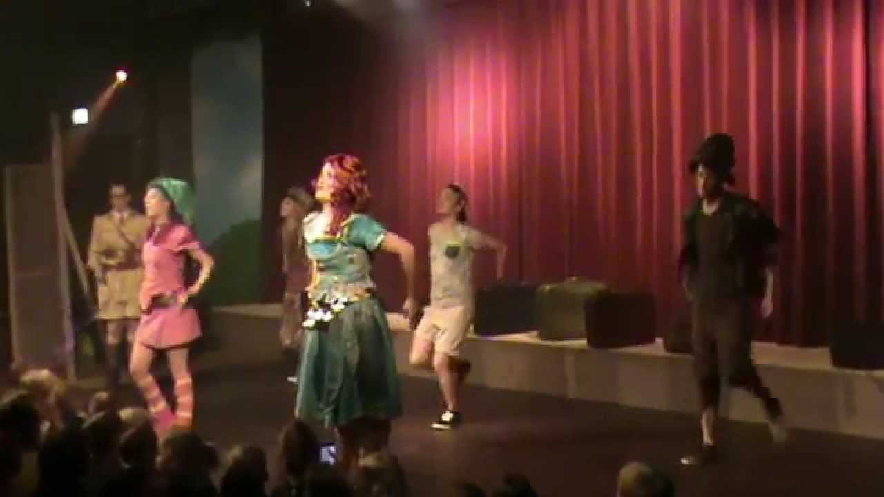 Zandstuve musical 2014: 'Het gras van de buren' uit Stuufeiland op Nadjunga