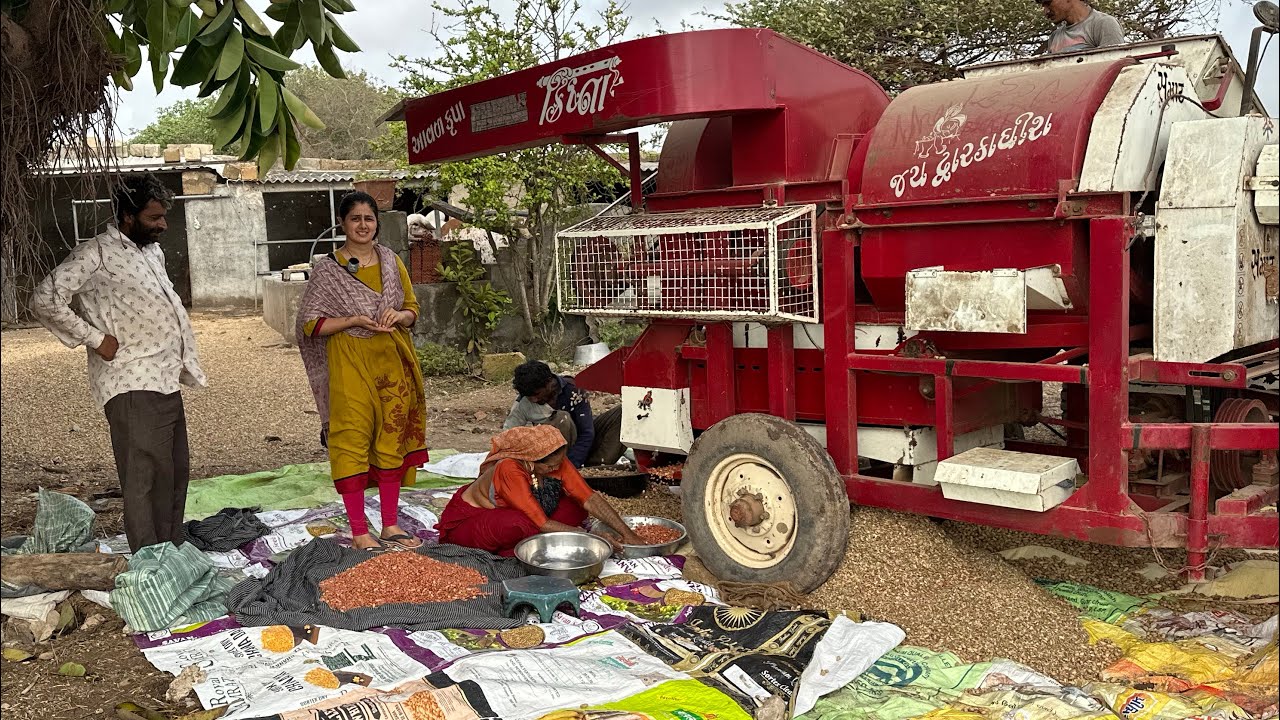 Mungfali ke seeds ready kar rahe hai machine me