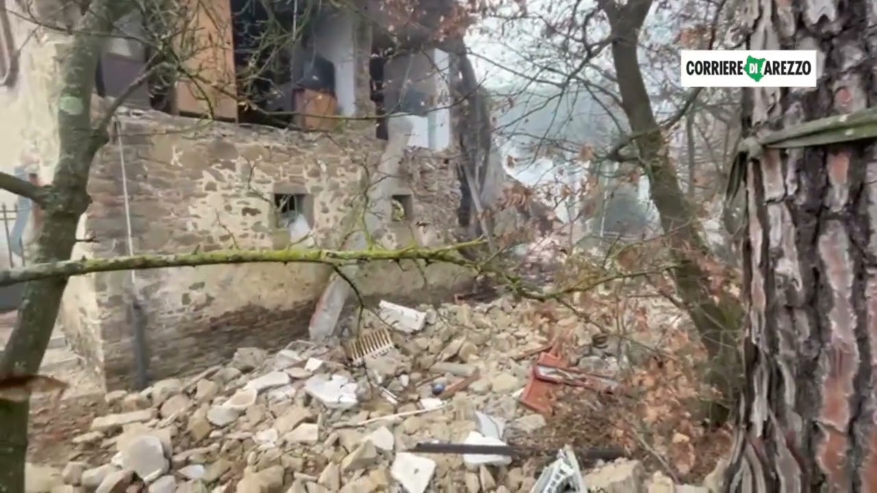 Arezzo, le macerie dell'abitazione esplosa