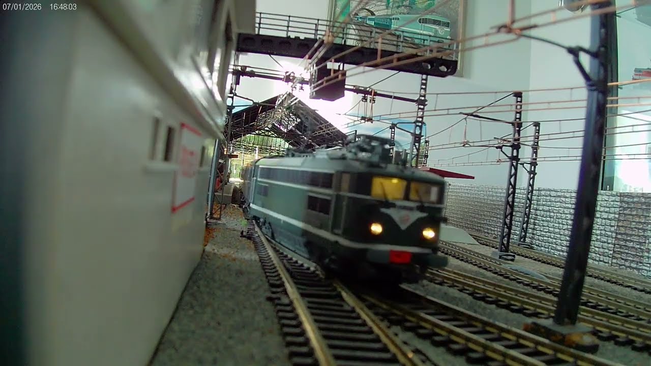 UN JOUR, DANS UNE GARE DU POLT.