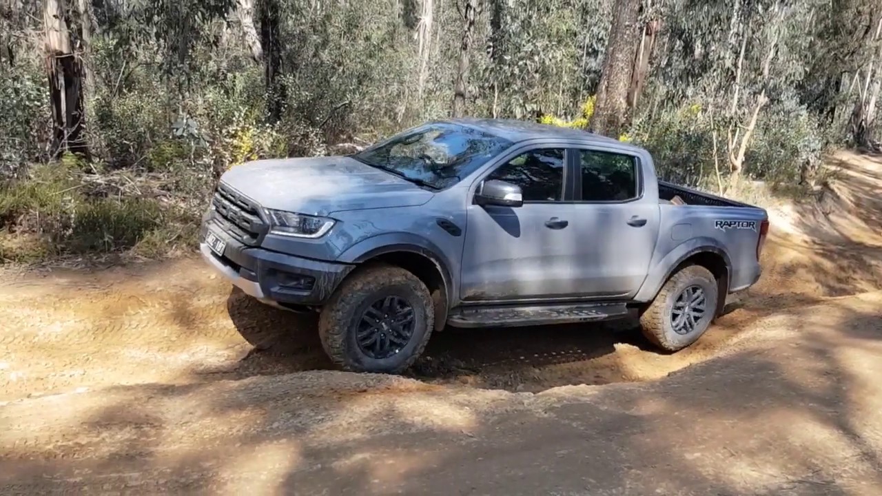 Обзор Ford Ranger Raptor против Toyota HiLux Rugged X