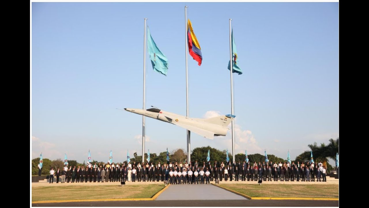 Ceremonia de entrega de armas y juramento de bandera del curso regular de oficiales No 100