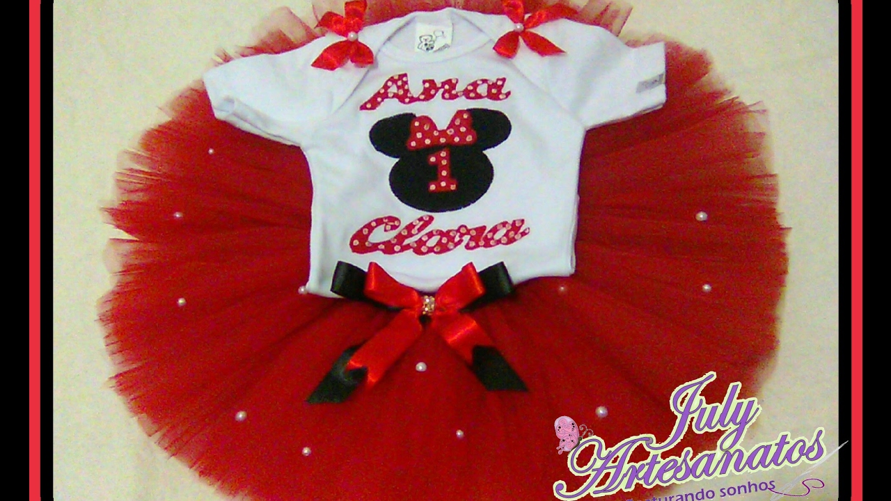 Saia tutu na maquina de costura