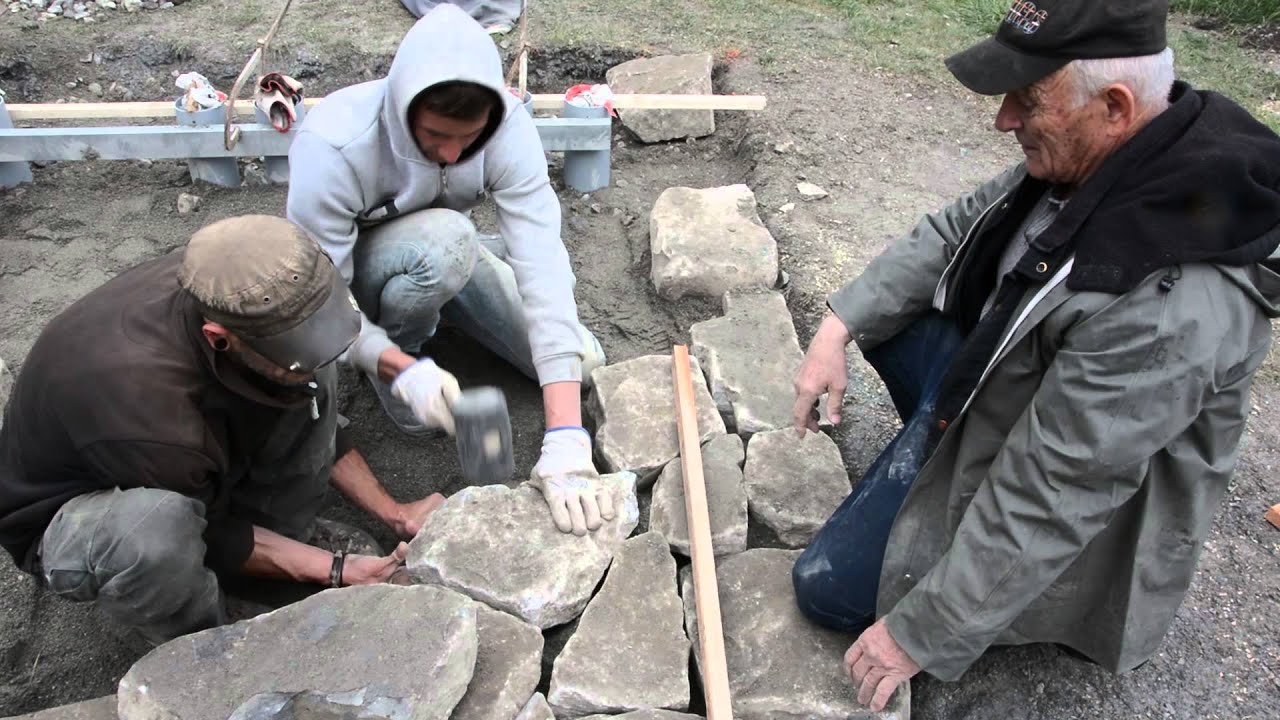 Mairie de Prunières - Chantier-école, réalisation d'une calade traditionnelle