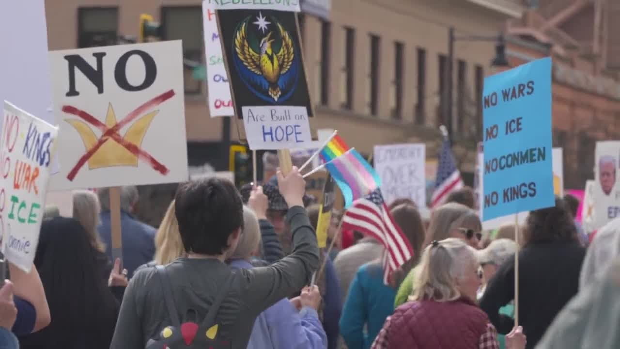 Тысячи людей вышли на марш протеста против движения 