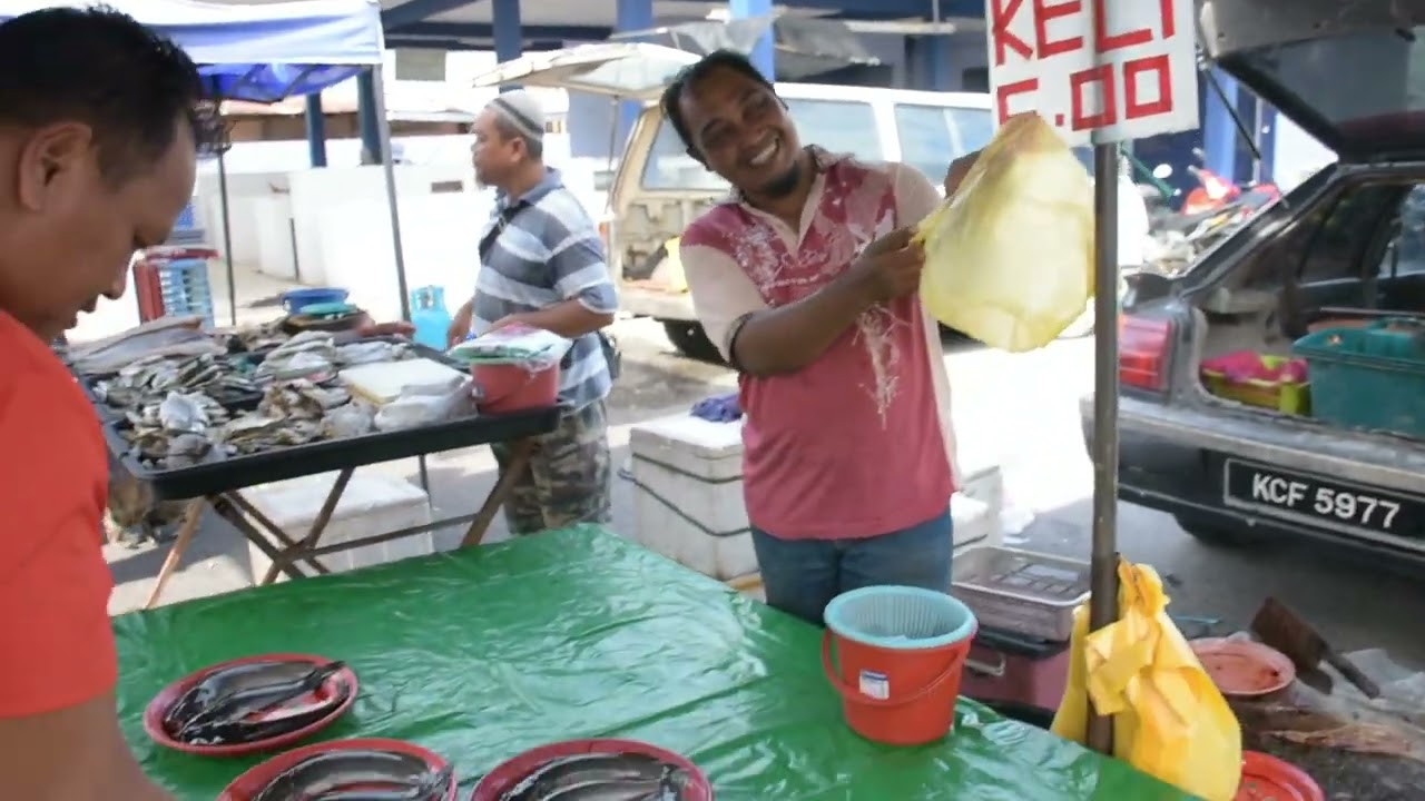 Pekan Ahad Sungai Limau  Dalam,Yan Kedah. Ikan keli sepinggan 5 ringgit saja,pilih ja yang mana suka
