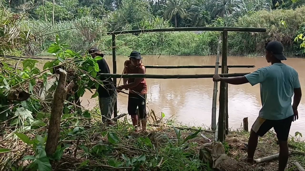 camping hujan deras di pinggir sungai membangun shelter bambu fishing makan enak tidur nyenyak