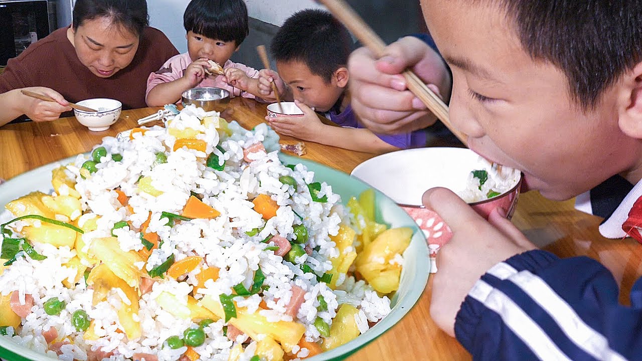 媳婦買個鳳梨，學人家做鳳梨炒飯，婆婆說很好吃 | Buy a pineapple and learn to cook pineapple fried rice