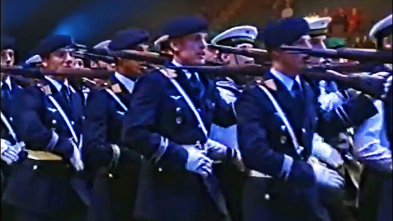 Das Wachbataillon singt: Muss i denn, muss i denn zum Städtele hinaus - Marschmusik der Bundeswehr