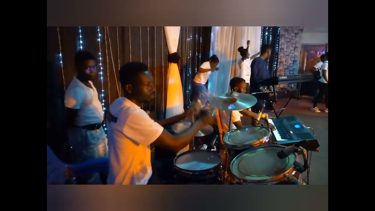This Drumer use plastic bottles  to play Drums