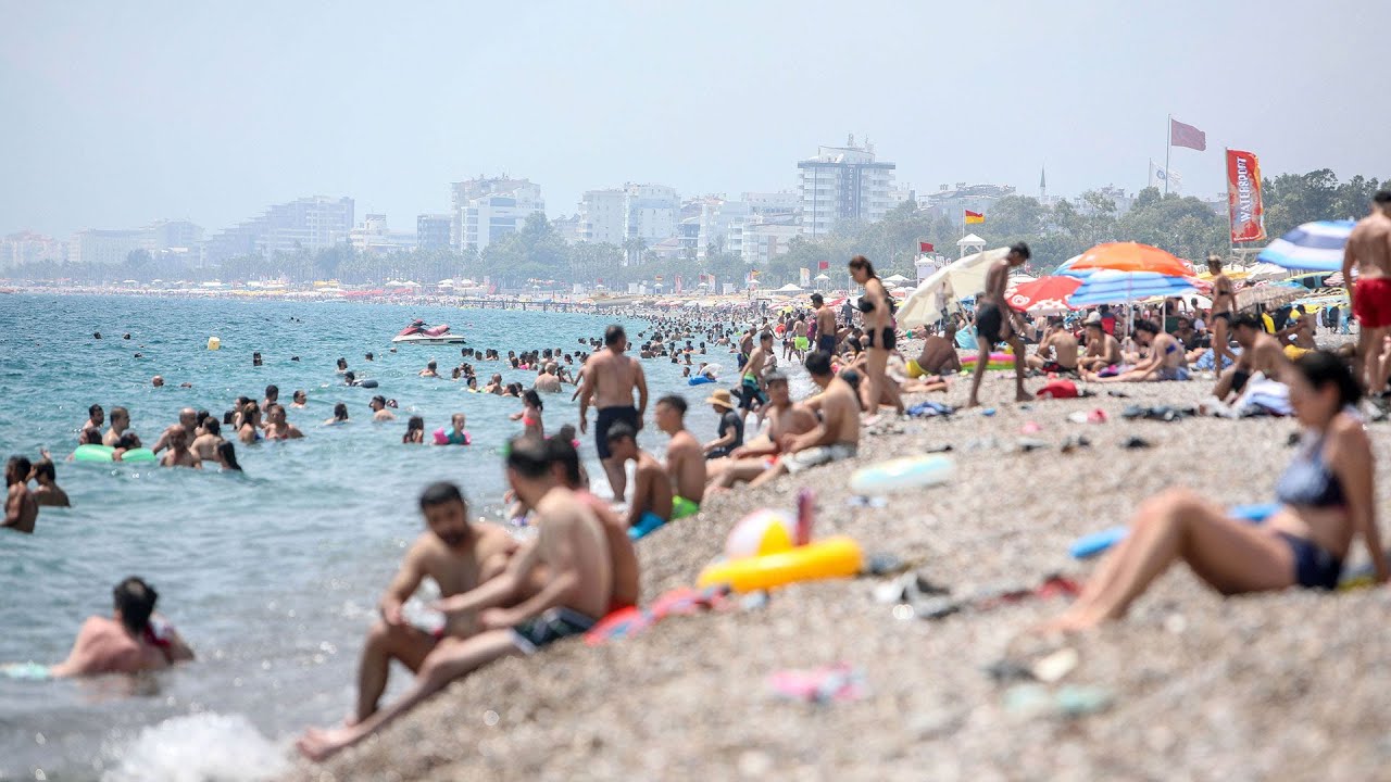 Antalyalılar, Konyaaltı Sahili'ni doldurdu