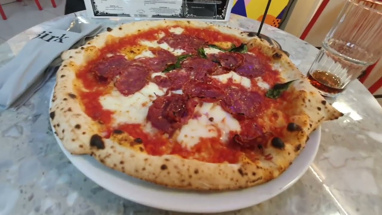 Maanantaipizzaa Via Tribunalissa