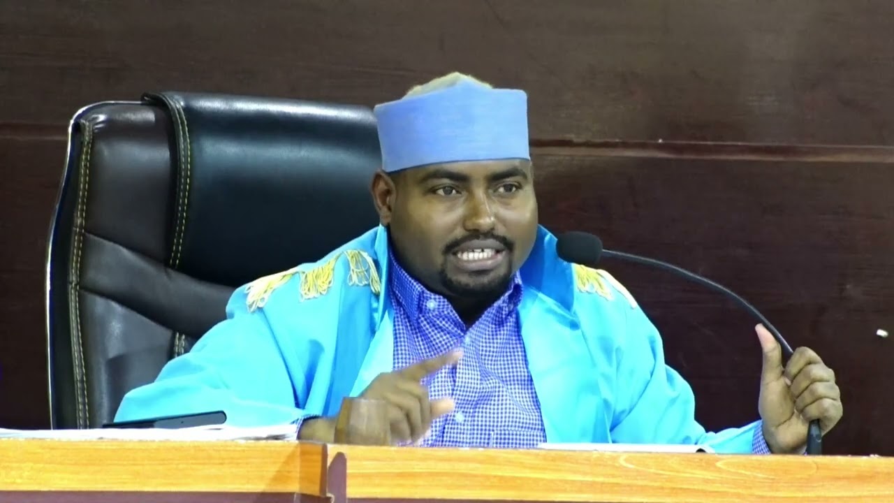 Abuukaate Daahir Carab oo suaalo weydiinayay baaraha xafiiska Hantidhowrka guud ee Qaranka.