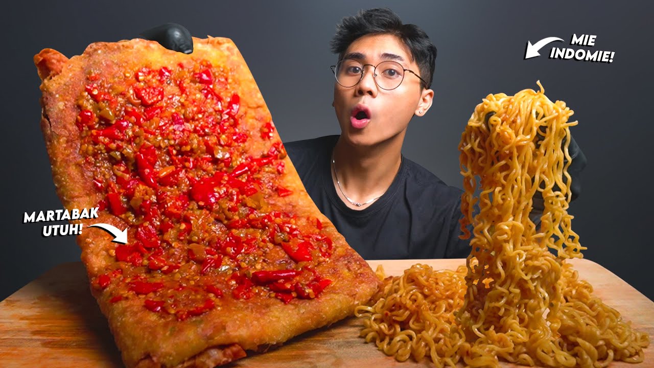 NGERI!! MUKBANG MARTABAK UTUH JUMBO GUYUR CABE RAWIT + INDOMIE!!