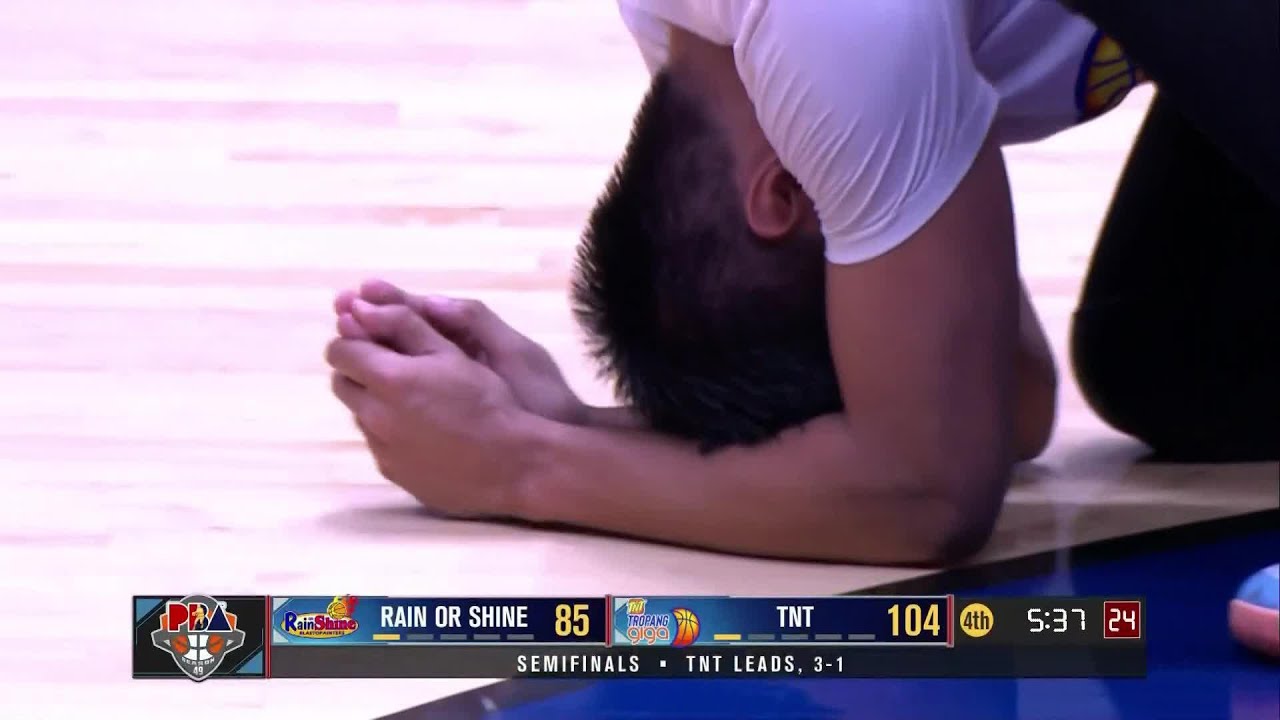 Rey Nambatac DISLOCATES FINGER in TNT-ROS game 😱 | PBA Season 49 Governors' Cup
