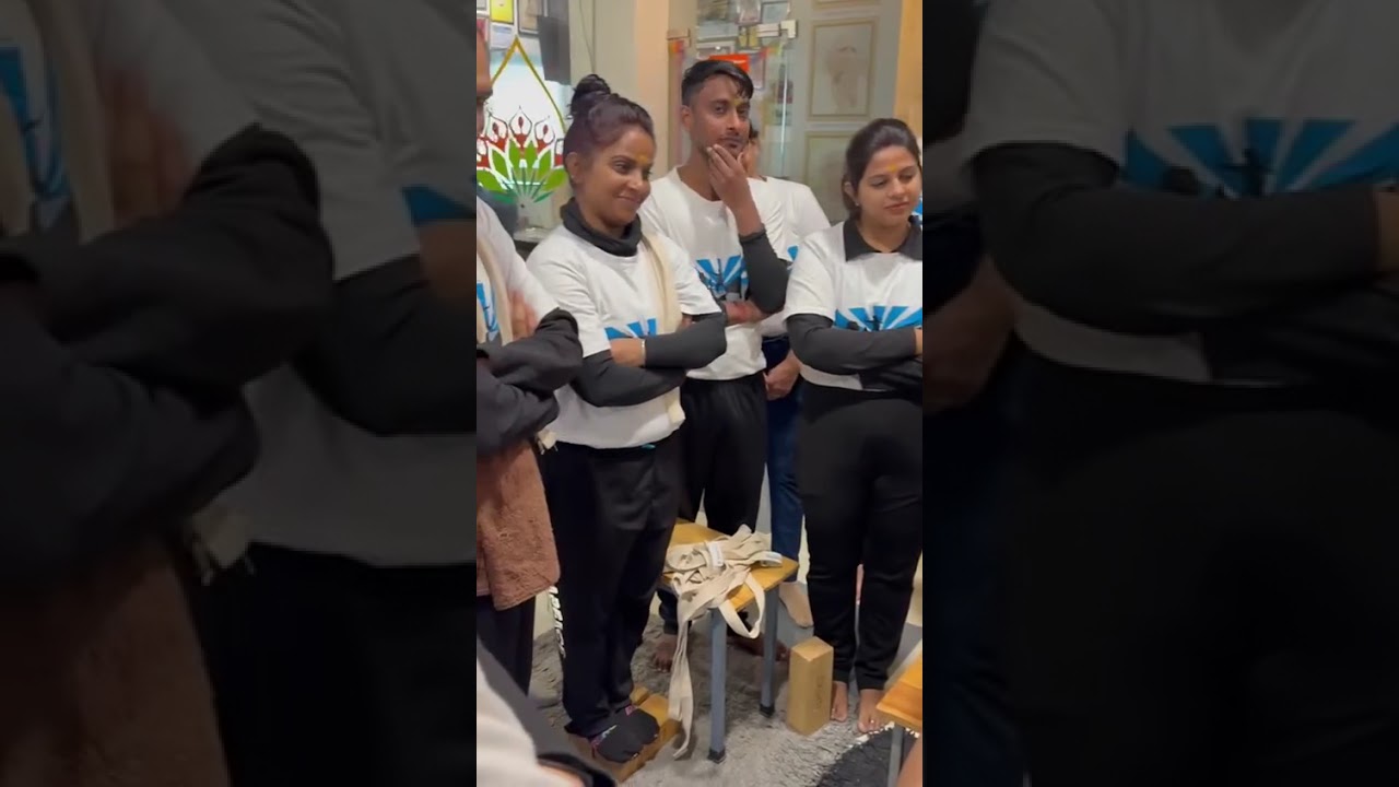 Урдхва Хастасана с кирпичами и поясом – терапевтический подход к лечению боли в плече 