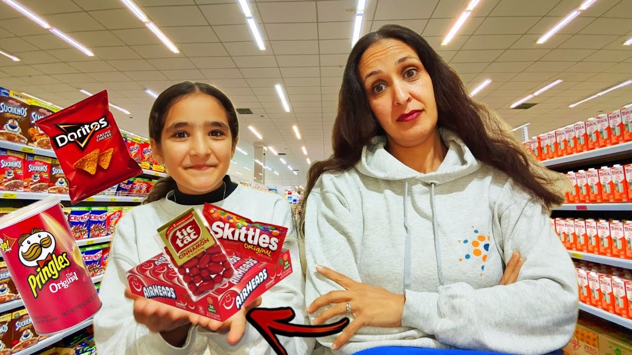 تحدي..أي شيء بلون واحد تشتريه🍫 الأحمر فقط|صالحنا لينا 😅