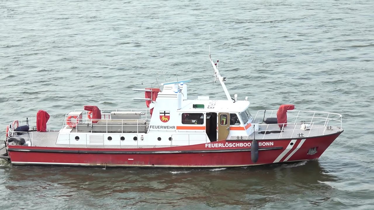 2 Mädchen in Fahrrinne im Rhein in Bonn lösen Wasserrettungseinsatz aus am 14.06.24