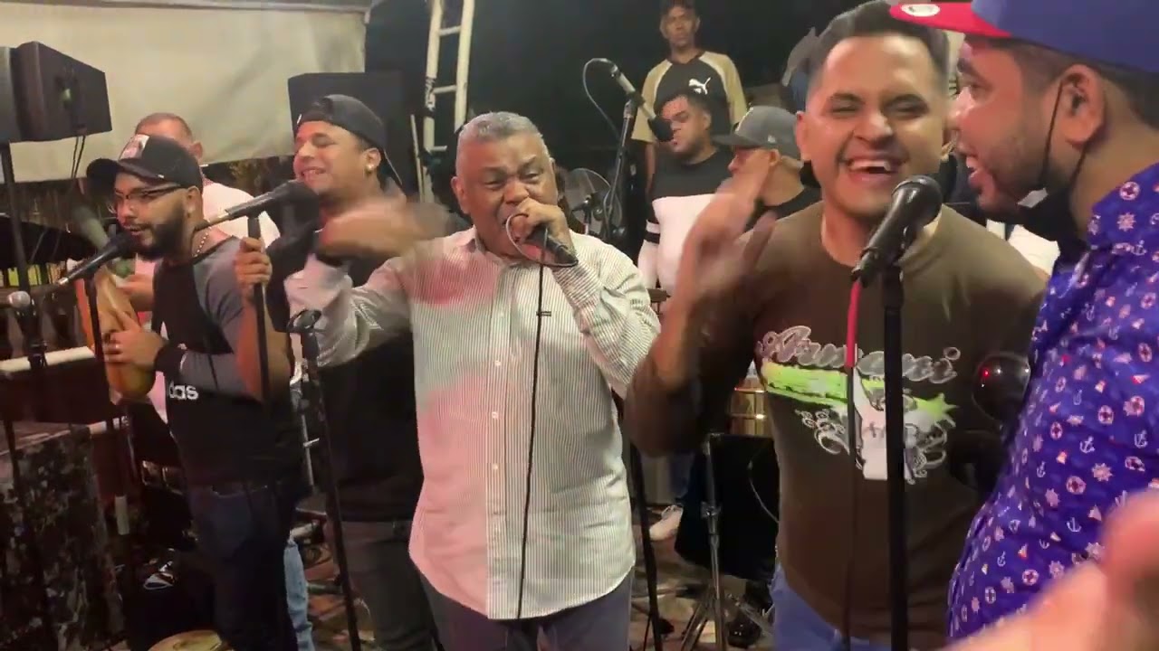 Ella Esta en Otra Rumba Rodrigo Mendoza