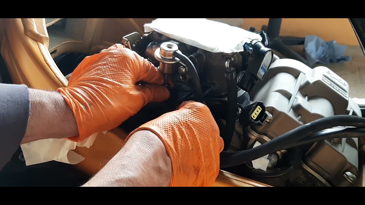 Sustituir bridas de admisión en aprilia rsv 1000 factory.