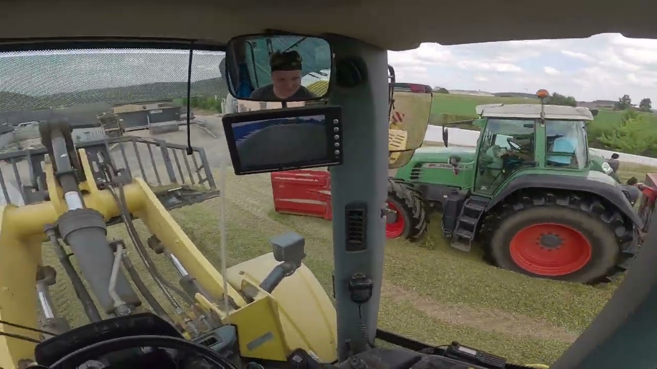 Let‘s Drive Silo Walzen auf Biogas mit Fendt 924 New Holland radlader beim maishäckslen