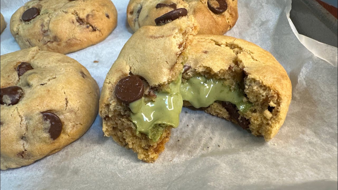 Pistachio stuffed chocolate chips Cookies. Cookies aux pépites de chocolat fourrés à la pistache