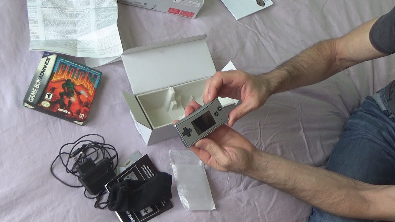 Unboxing of Nintendo Game Boy Micro and test with the game Doom