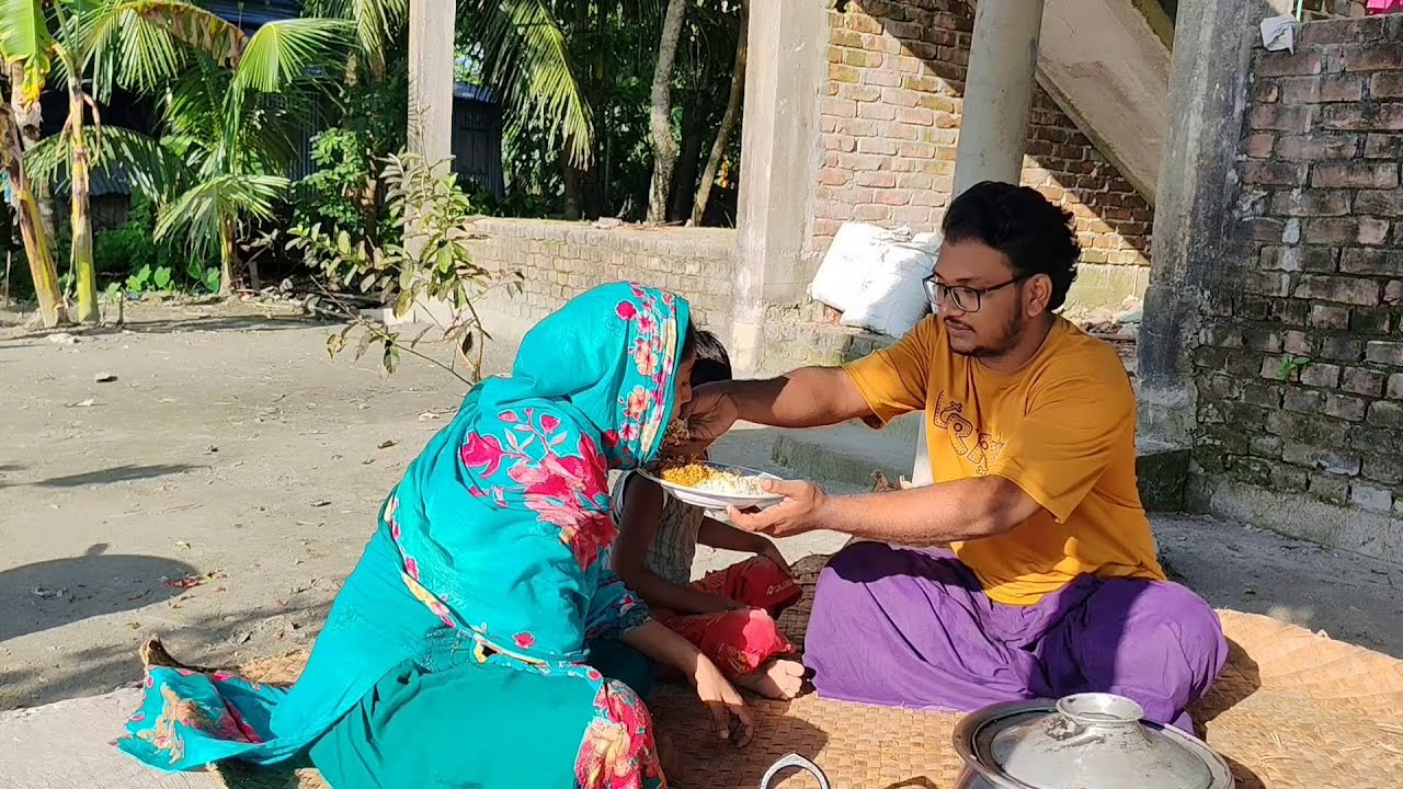 বিশাল সাইজের রুই মাছের মাথা দিয়ে মুড়িঘণ্ট রান্না করলো নুরজাহান