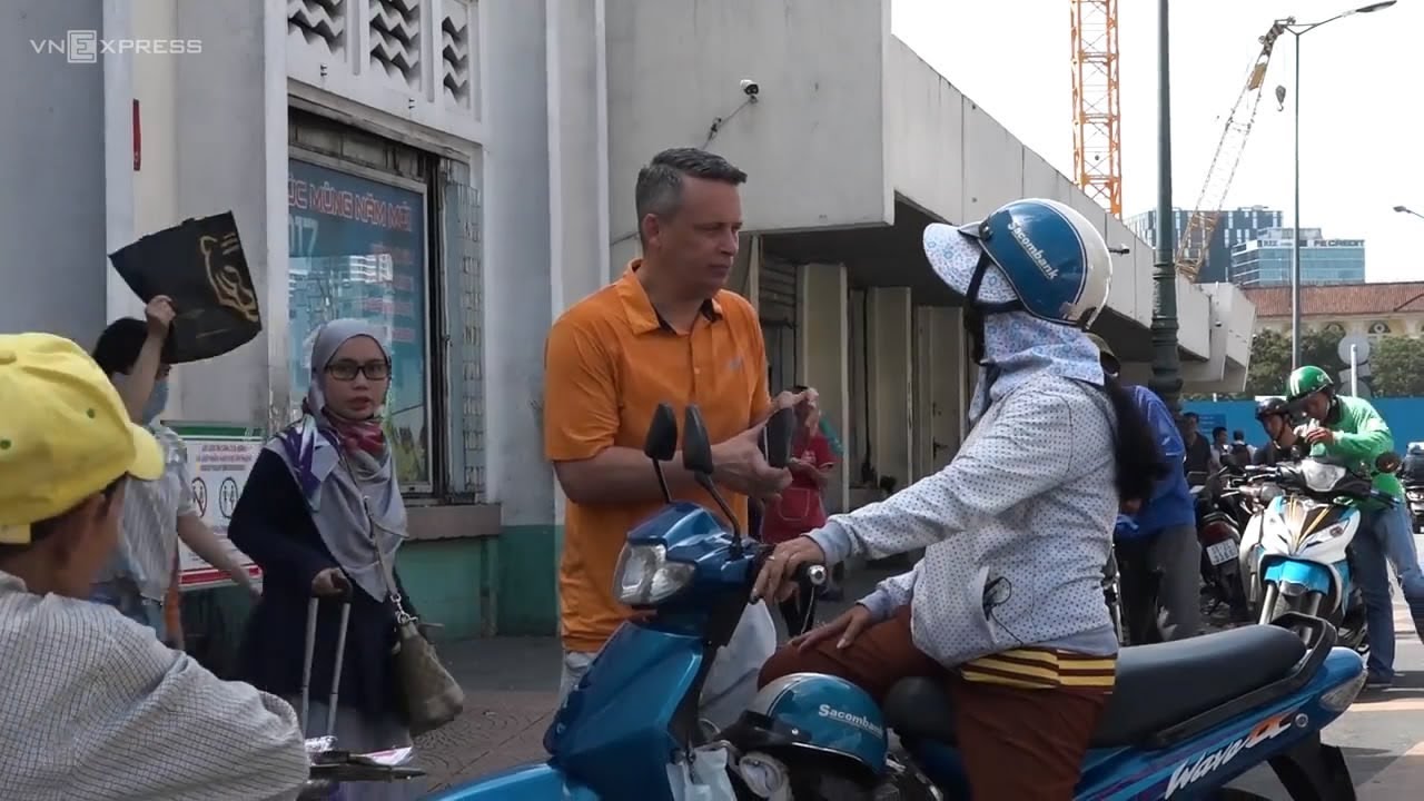 Chị xe ôm nói tiếng Anh ở phố Tây Sài Gòn