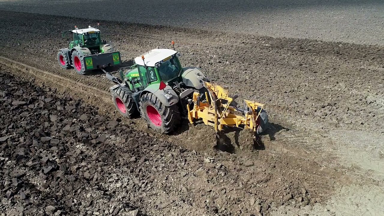Diepploegen door twee Fendt-trekkers in de Flevopolder