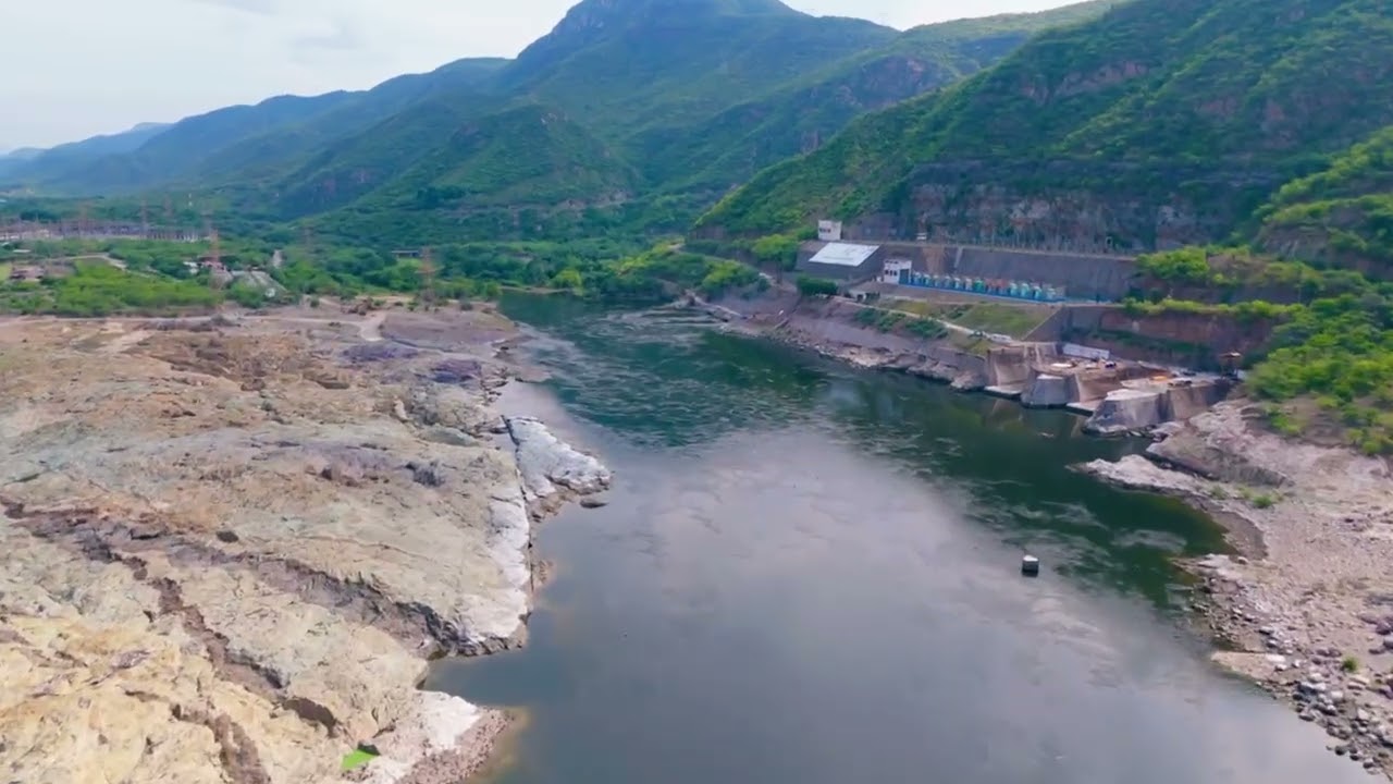 Río Balsas sercas de la presa infiernillo Arteaga Michoacán 