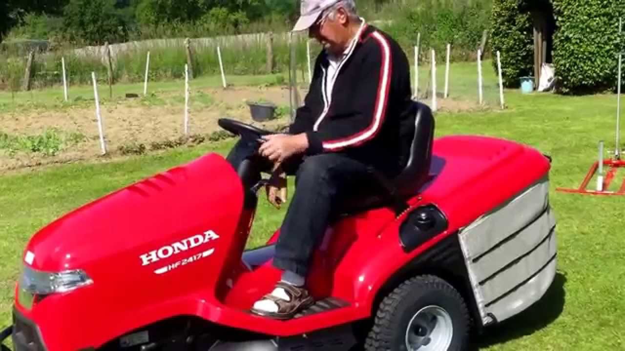 Dédé sur la tondeuse Honda HF 2417