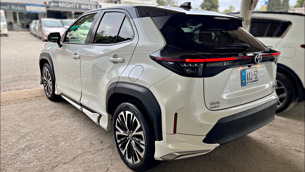 2023 Toyota Yaris Cross Hybrid (4K Review) - Interior and Exterior Details