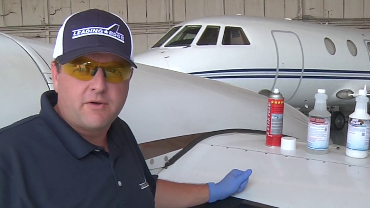 Refurbishing airplane pneumatic de-icing boots