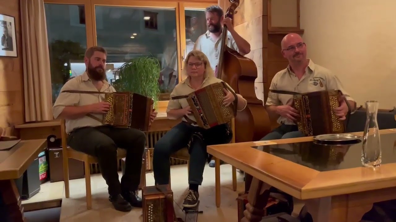 Schwyzerörgeli-Trio Ur-Musig mit dem Schottisch 