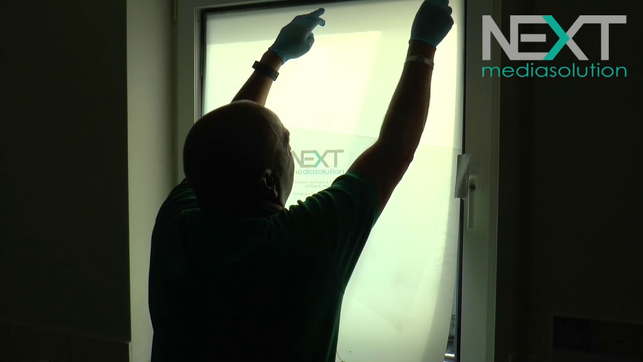 Anbringen schaltbare Folie auf Badezimmerfenster