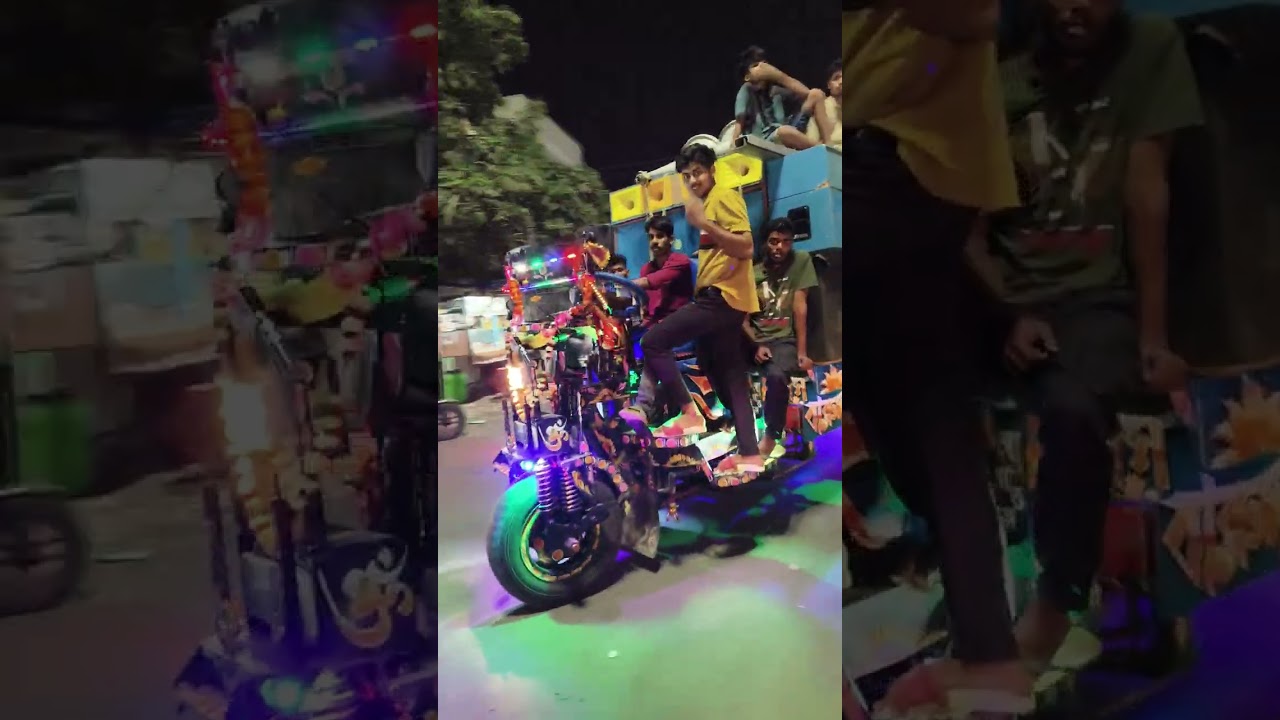 হোলি উৎসব উপলক্ষে বেরিয়ে যাচ্ছে 