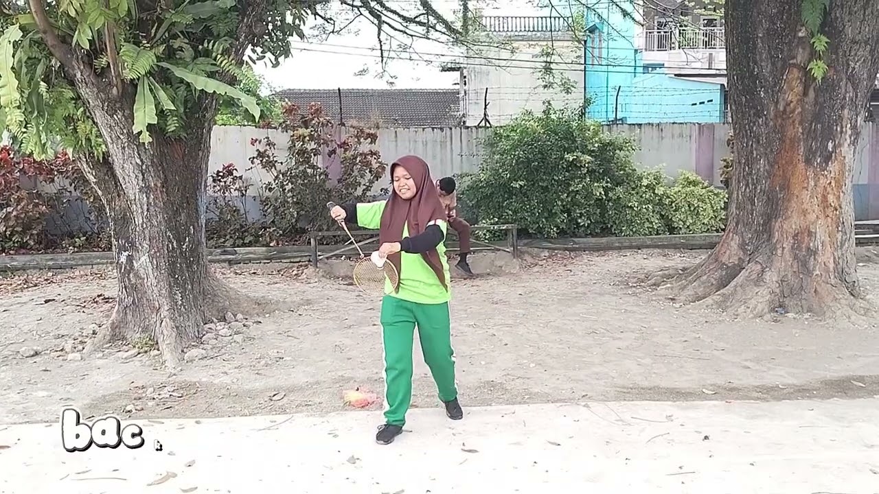 Teknik dan bermain badminton oleh, Aurora dan Nayzila dari kelas X-6