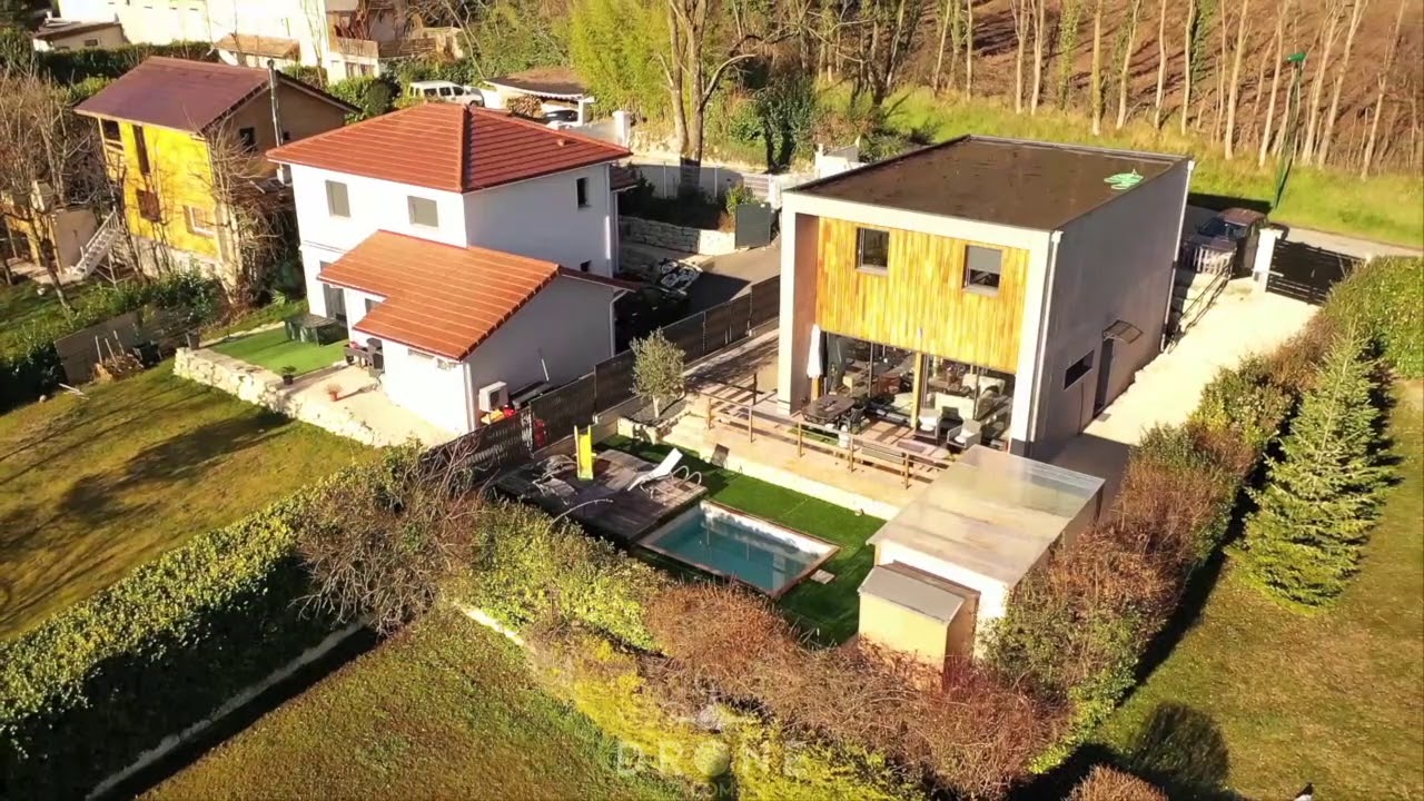 Maison avec piscine vue en drone