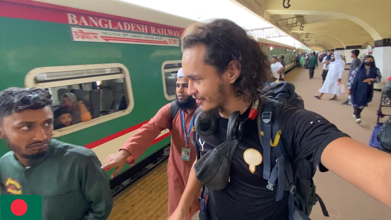 FIRST TIME TAKING A TRAIN IN BANGLADESH 🇧🇩 COMPLETE CHAOS!