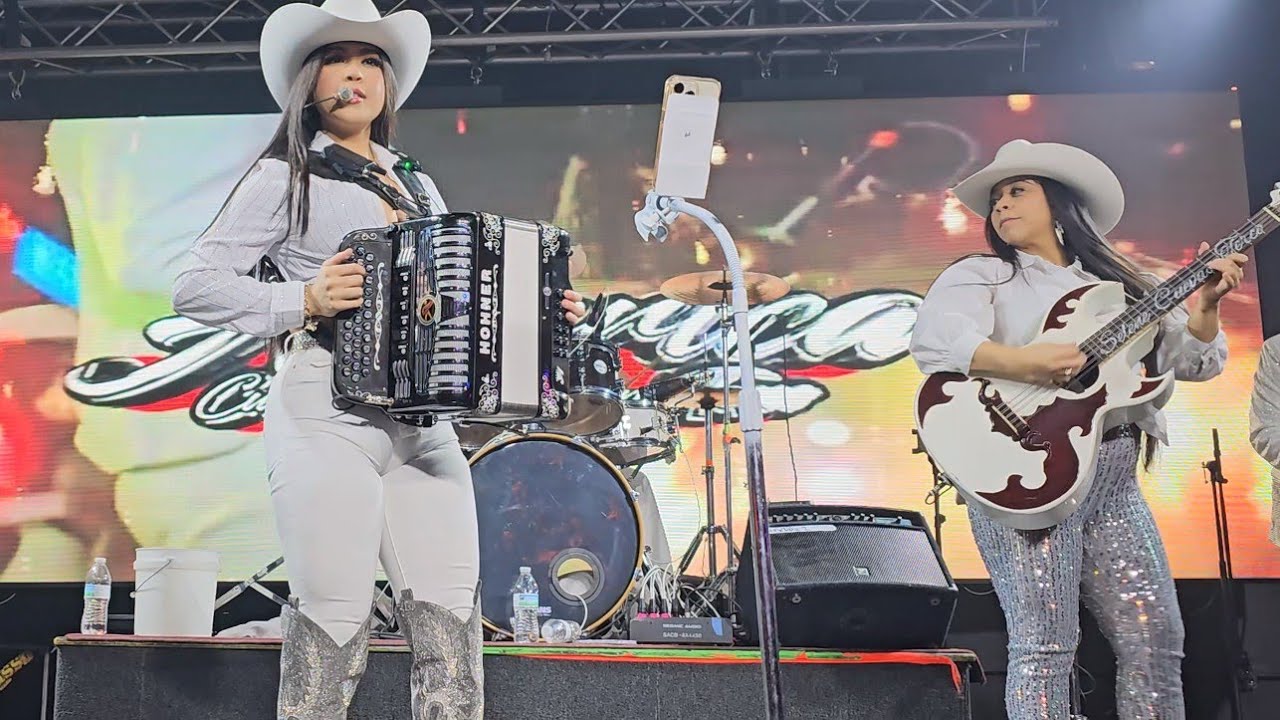 Hermosa Acordeonista Tocando Huapangos En Su Acorde&oacute;n